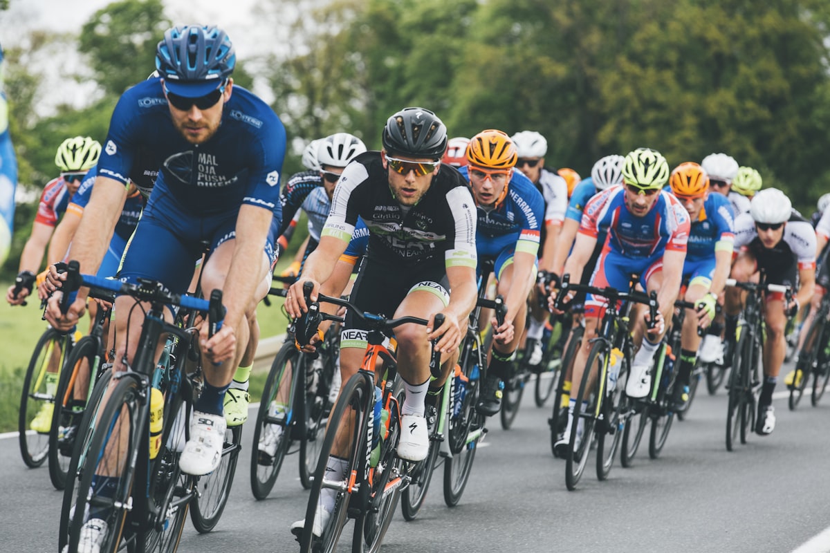 Cycliste en montée sur un col